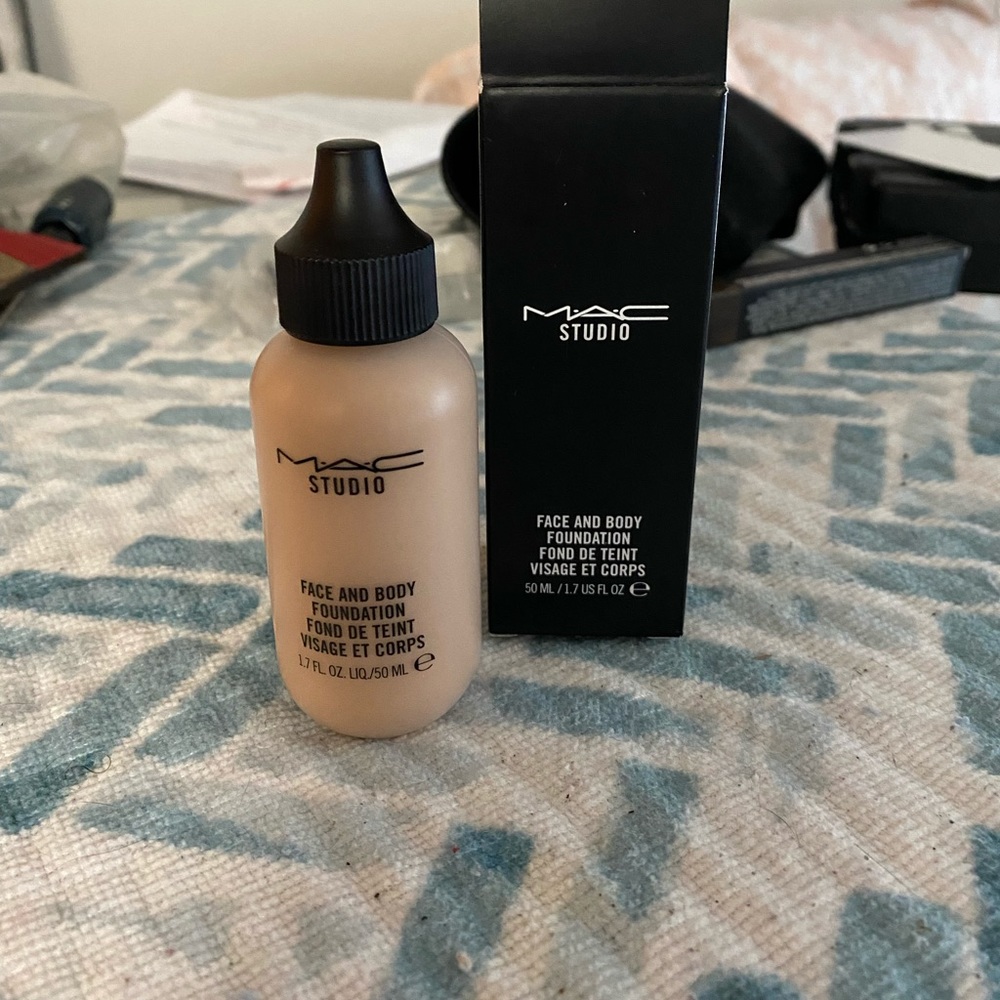 MAC Face and Body Foundation-N2